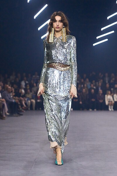 【ルック】ヴァレンティノ 2026年春夏コレクション──“闇の中の光”を求めて、アレッサンドロ・ミケーレが描く希望の詩