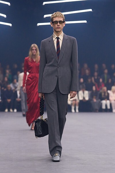 【ルック】ヴァレンティノ 2026年春夏コレクション──“闇の中の光”を求めて、アレッサンドロ・ミケーレが描く希望の詩