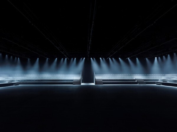 【ルック】ヴァレンティノ 2026年春夏コレクション──“闇の中の光”を求めて、アレッサンドロ・ミケーレが描く希望の詩