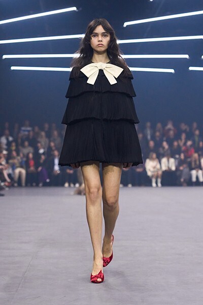 【ルック】ヴァレンティノ 2026年春夏コレクション──“闇の中の光”を求めて、アレッサンドロ・ミケーレが描く希望の詩