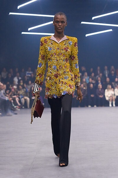 【ルック】ヴァレンティノ 2026年春夏コレクション──“闇の中の光”を求めて、アレッサンドロ・ミケーレが描く希望の詩