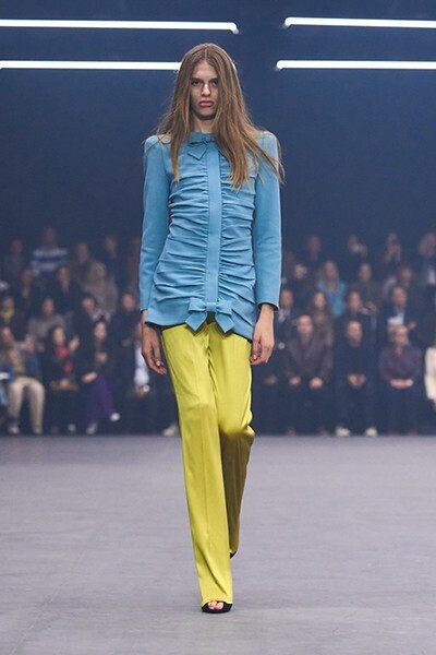 【ルック】ヴァレンティノ 2026年春夏コレクション──“闇の中の光”を求めて、アレッサンドロ・ミケーレが描く希望の詩