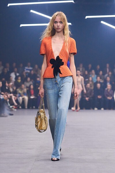 【ルック】ヴァレンティノ 2026年春夏コレクション──“闇の中の光”を求めて、アレッサンドロ・ミケーレが描く希望の詩