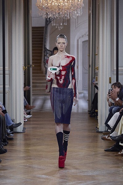 【ルック】トム ブラウン 2026年春夏コレクション──“侵略されるテーラリング”、日常と異世界の境界を揺らすユニフォーム