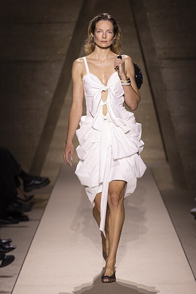 【ルック】Chloé 2026年春夏コレクション──“ENTRE DEUX” クチュールと日常のあいだに宿る自由