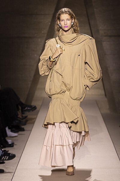 【ルック】Chloé 2026年春夏コレクション──“ENTRE DEUX” クチュールと日常のあいだに宿る自由