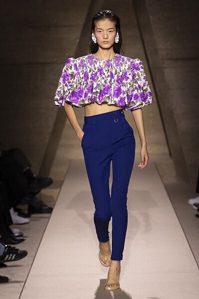 【ルック】Chloé 2026年春夏コレクション──“ENTRE DEUX” クチュールと日常のあいだに宿る自由