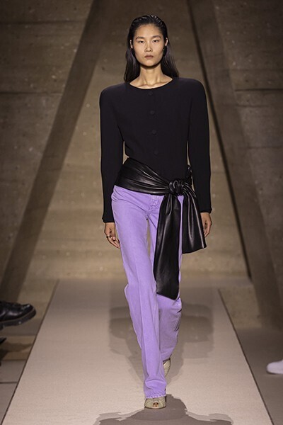 【ルック】Chloé 2026年春夏コレクション──“ENTRE DEUX” クチュールと日常のあいだに宿る自由