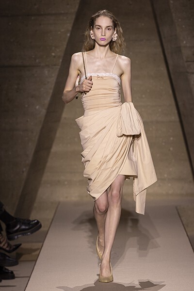 【ルック】Chloé 2026年春夏コレクション──“ENTRE DEUX” クチュールと日常のあいだに宿る自由