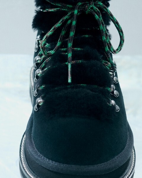 UGG® & sacai──“快適さ”と“違和感”が交差する、2025年秋冬コラボコレクション