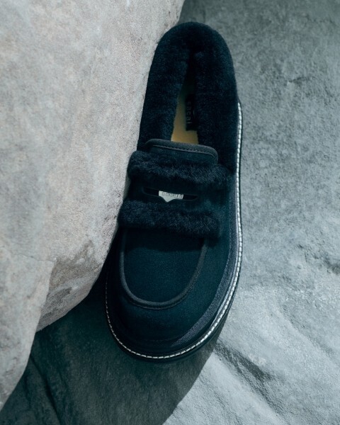 UGG® & sacai──“快適さ”と“違和感”が交差する、2025年秋冬コラボコレクション