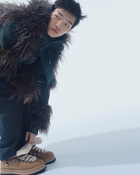 UGG® & sacai──“快適さ”と“違和感”が交差する、2025年秋冬コラボコレクション