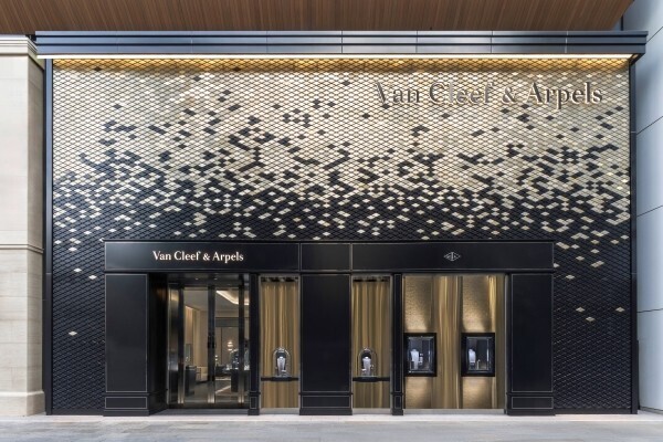 ヴァン クリーフ&アーペルが銀座一丁目に新ブティックをオープン。都市に息づく“光のジュエリーハウス”