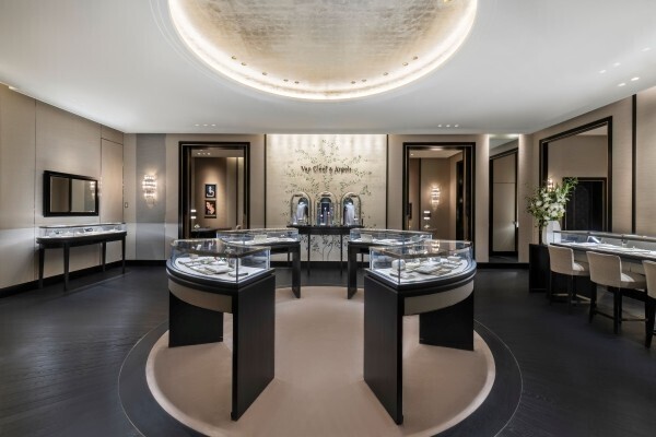 ヴァン クリーフ&アーペルが銀座一丁目に新ブティックをオープン。都市に息づく“光のジュエリーハウス”