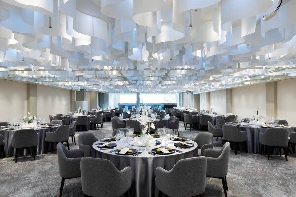 TOMO KOIZUMI × KOTOHOGI──八芳園に咲く“人生の祝福”。ブランド初のウエディングドレスが誕生