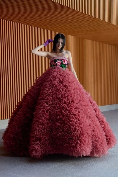 TOMO KOIZUMI × KOTOHOGI──八芳園に咲く“人生の祝福”。ブランド初のウエディングドレスが誕生