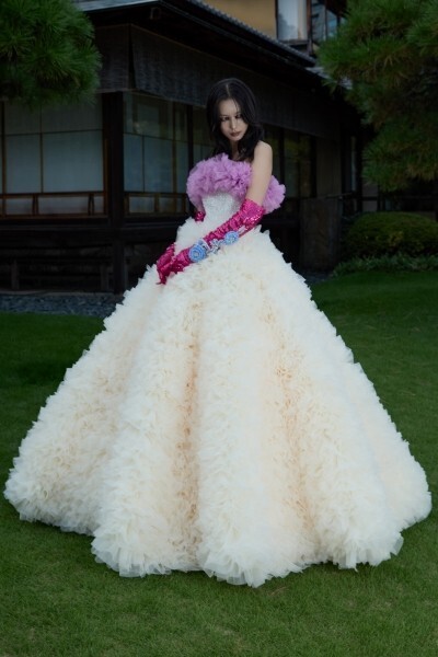 TOMO KOIZUMI × KOTOHOGI──八芳園に咲く“人生の祝福”。ブランド初のウエディングドレスが誕生