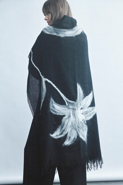 素材と造形の対話──discord Yohji Yamamoto 2025-26年秋冬コレクション