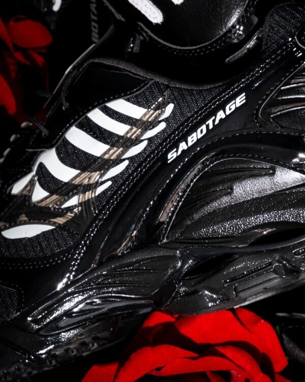 ミズノが SBTG と初タッグ。反骨精神を宿した「WAVE RIDER 10 SBTG」が11月21日（金）発売