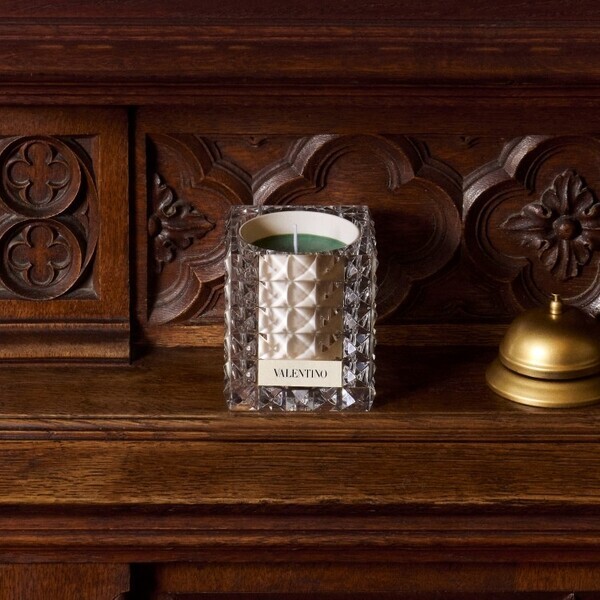 ヴァレンティノ ビューティ初のキャンドル「ヴァレンティノ レスィール」誕生。香りを“ホームオブジェ”へ昇華する新コレクション
