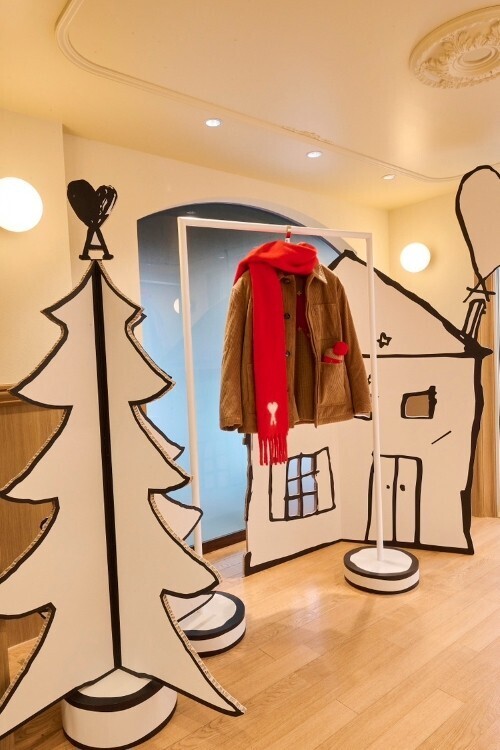 Ami Parisが表参道に新たな“パリの空気”を紡ぐ一年間のポップアップ──「AMI PARIS POP-UP STORE AND LE CAFÉ AMI」始動