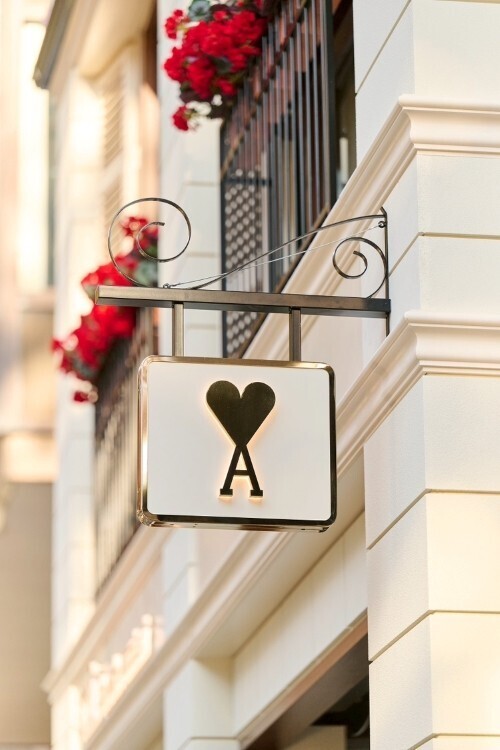 Ami Parisが表参道に新たな“パリの空気”を紡ぐ一年間のポップアップ──「AMI PARIS POP-UP STORE AND LE CAFÉ AMI」始動