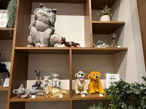 メディコム・トイが迎えるテキスタイル彫刻の魔法──  アン・ヴァレリー・デュポン新作113点が並ぶ「Bestioles」