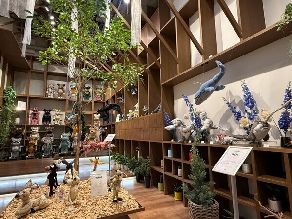 メディコム・トイが迎えるテキスタイル彫刻の魔法──  アン・ヴァレリー・デュポン新作113点が並ぶ「Bestioles」