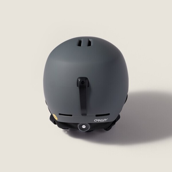 ミュウミュウ × オークリー、革新的スノーギアを発売──限定ゴーグル＆ヘルメットがラインアップ