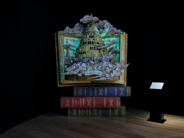 Mrs. GREEN APPLEの10年を辿る“創造の旅”。 大森元貴の内なる世界へ誘う展覧会『Wonder Museum』が開幕