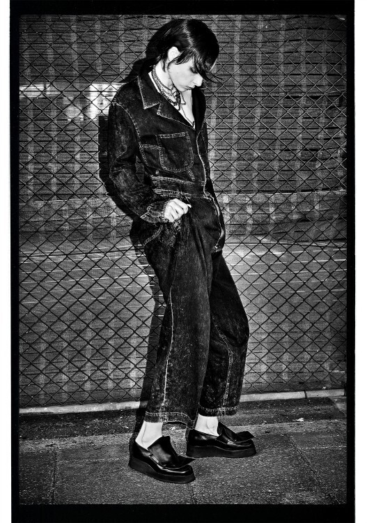 Y’s、マックス・ヴァドゥクルが捉えた東京の緊張と静止──2026 S/Sフォトシリーズ「TOKYO: HELD MOVEMENT」公開