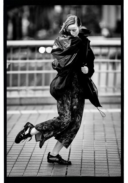 Y’s、マックス・ヴァドゥクルが捉えた東京の緊張と静止──2026 S/Sフォトシリーズ「TOKYO: HELD MOVEMENT」公開