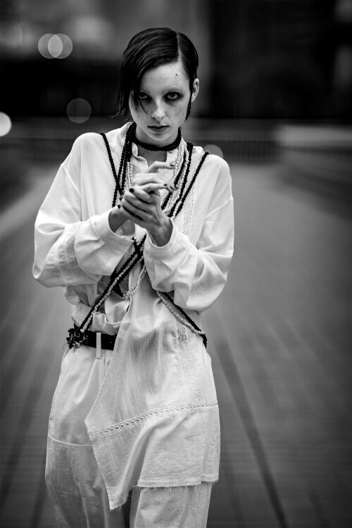 Y’s、マックス・ヴァドゥクルが捉えた東京の緊張と静止──2026 S/Sフォトシリーズ「TOKYO: HELD MOVEMENT」公開