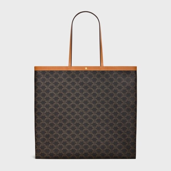 セリーヌ、スプリング 2026 新作バッグ「FLAT SHOPPER」を発売 ── スリムな佇まいで日常に溶け込む新たなトリオンフ