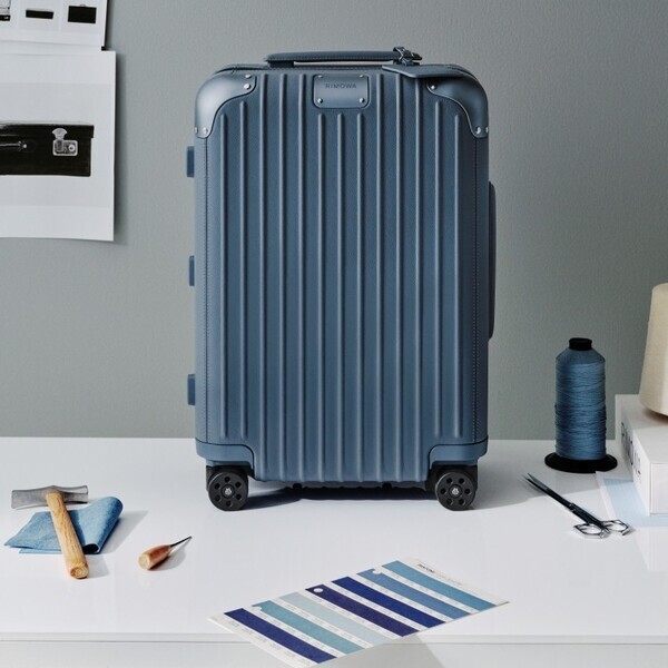 RIMOWAから新年を彩る新色「パウダーブルー」登場──“再生と安らぎ”を映すスーツケースコレクション
