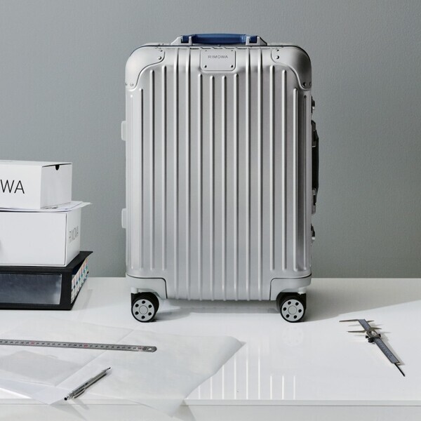 RIMOWAから新年を彩る新色「パウダーブルー」登場──“再生と安らぎ”を映すスーツケースコレクション