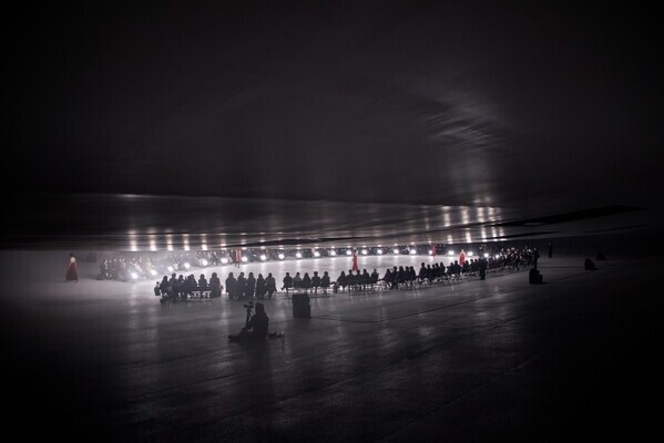 建築と衣服が交差する夜──「Sein」1stコレクション、KAIT広場で立ち現れた“暗闇の気配”