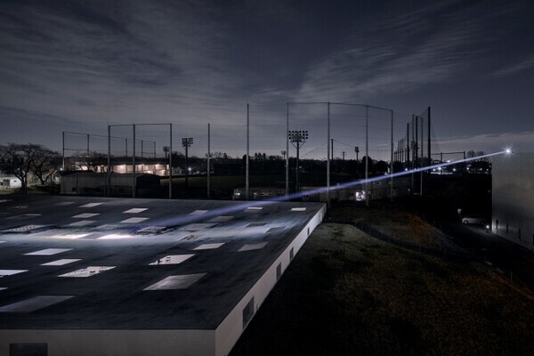 建築と衣服が交差する夜──「Sein」1stコレクション、KAIT広場で立ち現れた“暗闇の気配”