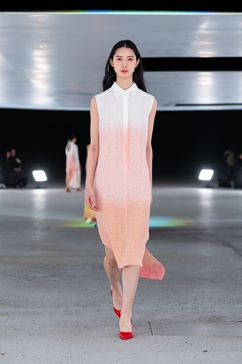 建築と衣服が交差する夜──「Sein」1stコレクション、KAIT広場で立ち現れた“暗闇の気配”