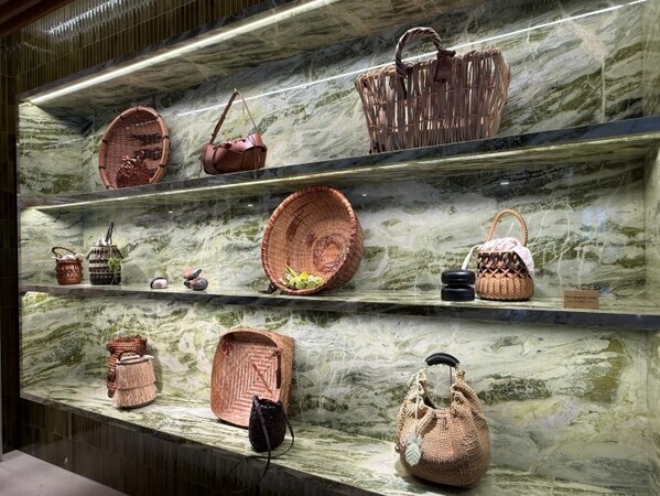 LOEWE、銀座の記憶と未来を編み直す──「カサロエベ銀座」が中央通り沿いに誕生