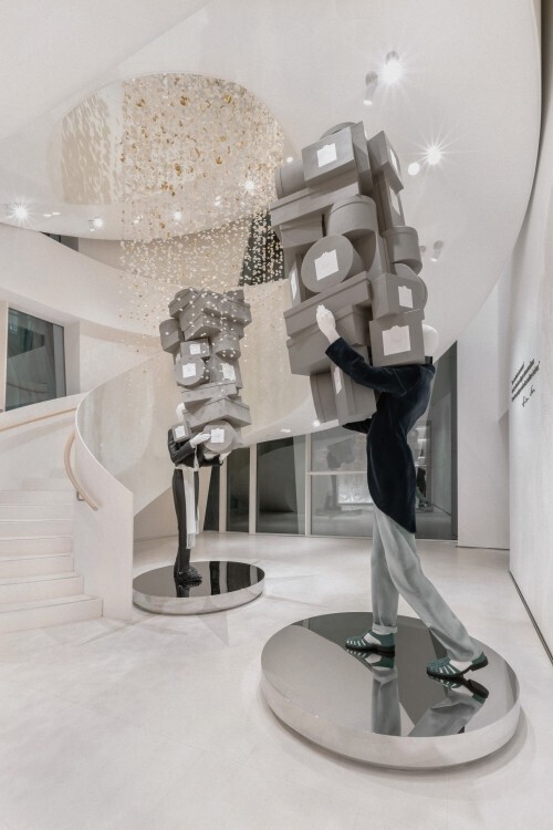 ディオール、ジョナサン・アンダーソン初のコレクションを祝して──世界のブティックを彩る没入型ディスプレイ