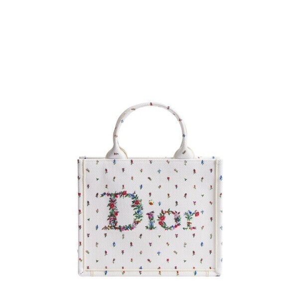 ディオール、ジョナサン・アンダーソン初のコレクションを祝して──世界のブティックを彩る没入型ディスプレイ