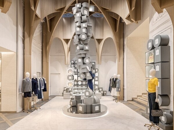 ディオール、ジョナサン・アンダーソン初のコレクションを祝して──世界のブティックを彩る没入型ディスプレイ