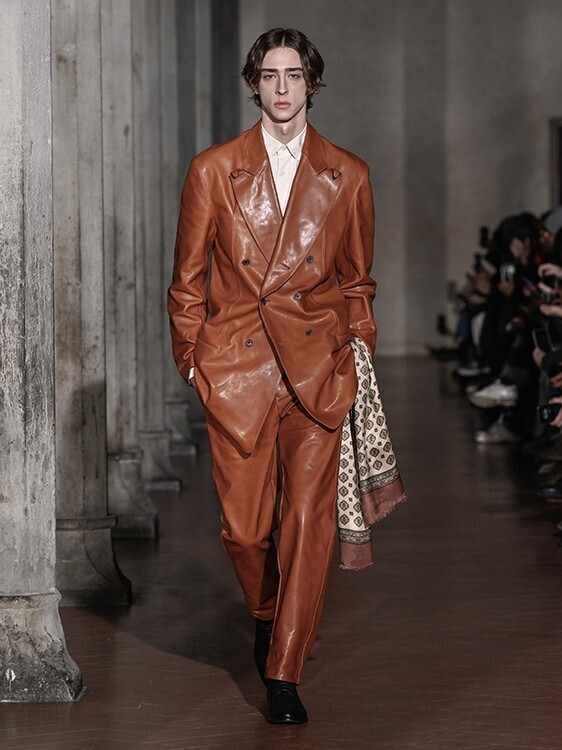 SOSHIOTSUKI 2026年秋冬、ピッティ・ウオモで提示されたテーラリングの再解釈