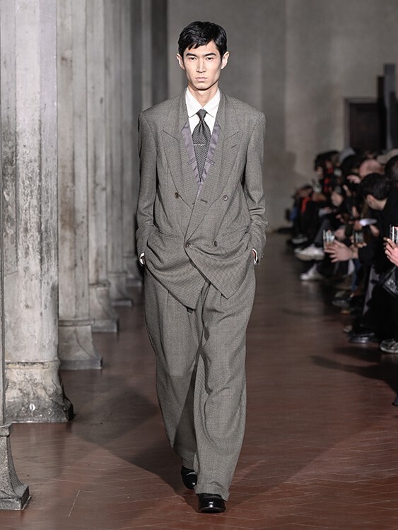 SOSHIOTSUKI 2026年秋冬、ピッティ・ウオモで提示されたテーラリングの再解釈