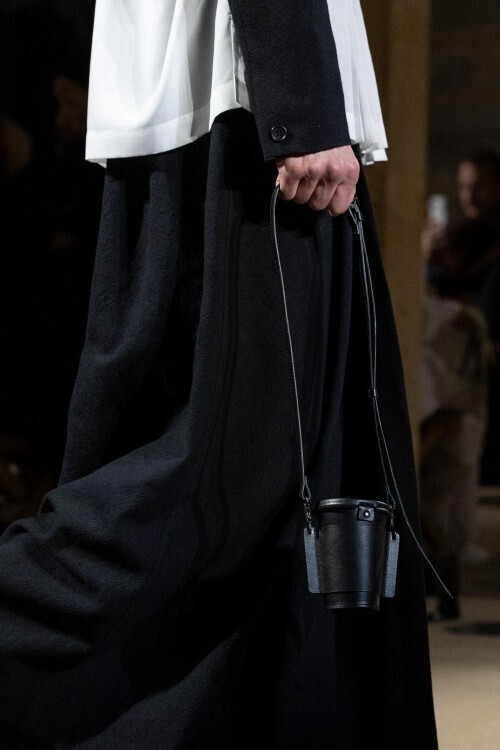 IM MEN 2026/27年秋冬コレクション──「FORMLESS FORM」が問いかける、一枚の布の可能性