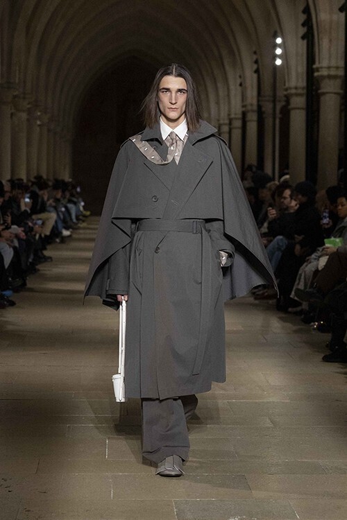 IM MEN 2026/27年秋冬コレクション──「FORMLESS FORM」が問いかける、一枚の布の可能性