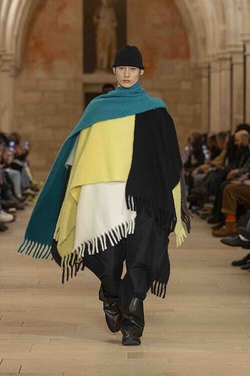 IM MEN 2026/27年秋冬コレクション──「FORMLESS FORM」が問いかける、一枚の布の可能性