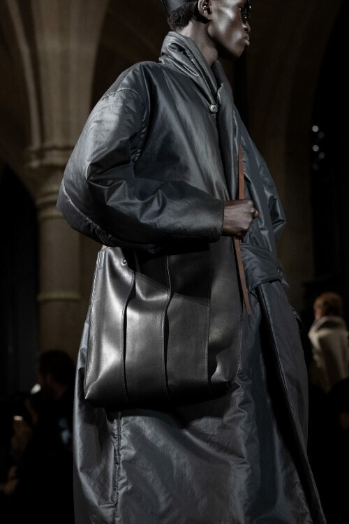 IM MEN 2026/27年秋冬コレクション──「FORMLESS FORM」が問いかける、一枚の布の可能性