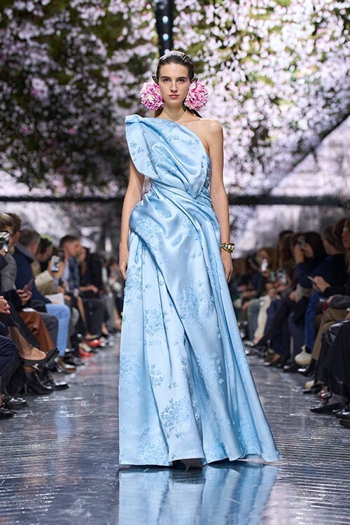 ディオール 2026年春夏 オートクチュール──「かたちの文法」がひらく、身体と衣服の新たな関係